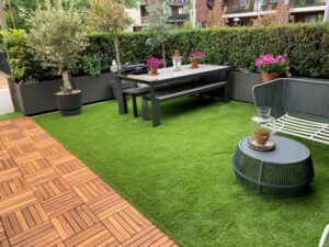 Lightweight & Compact Rolls Of Balcony Synthetic Grass
